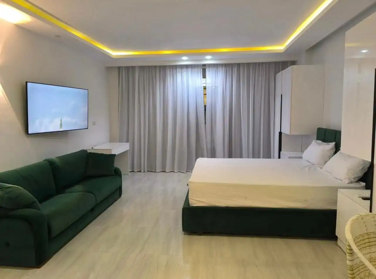 Студия с видом на бассейн